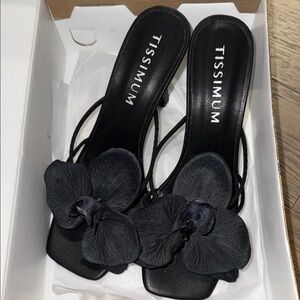 Women's Black Sandals with Floral Accent (size 7)